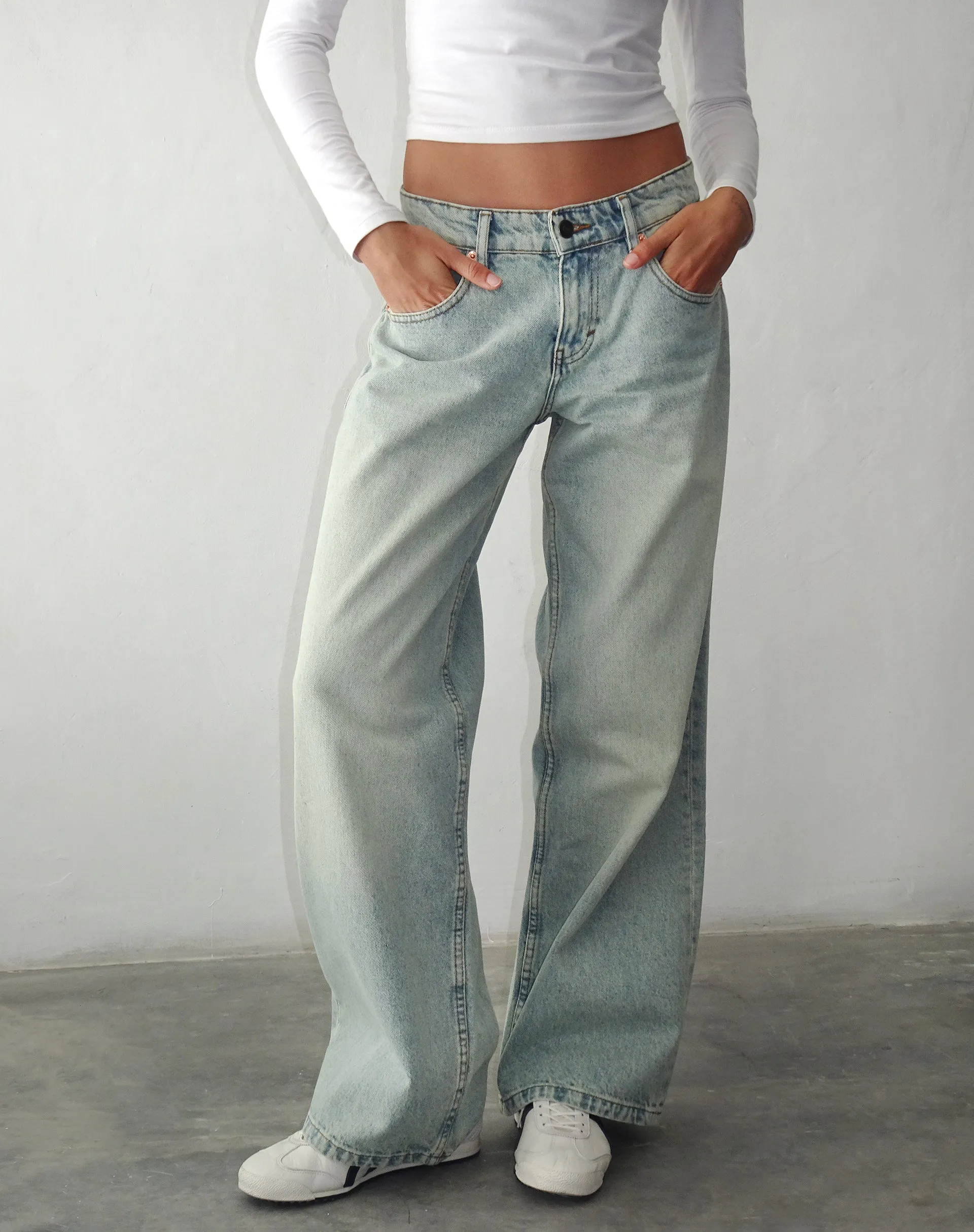 Roomy Extra Wide Low Rise Jeans in Super Bleached Wash